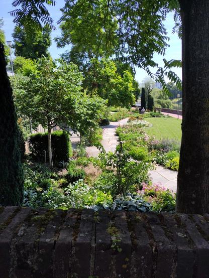 Ausblick von einer Stelle der Stadtmauer auf die Grünanlage.