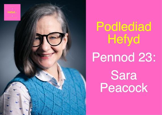 Llun o Sara gyda'r testun Podlediad Hefyd Pennod 23: Sara Peacock.