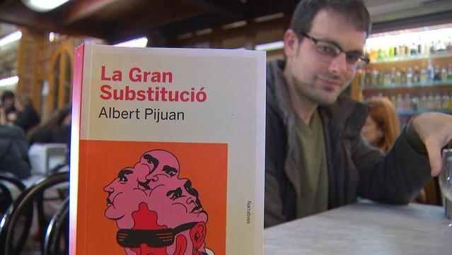 Albert Pijuan mira la seva novel·la "La Gran Substitució", amb què ha obtingut el Premi Crexells 2025 (3Cat)