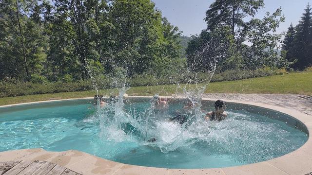 Teil 2: Andri klatscht ins Wasser, alle andere lachen und drehen sich weg