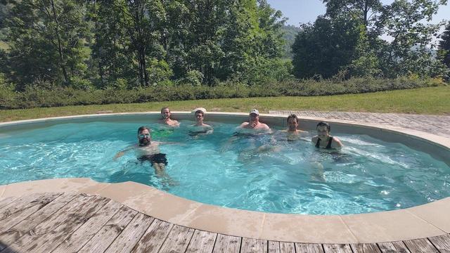 Teil 4: alle posieren gemeinsam im Pool für ein Gruppenfoto