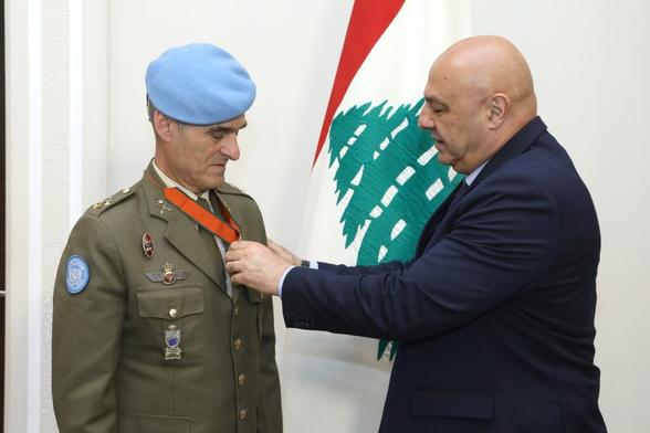 عون يمنح لازارو وسام الأرز الوطني: لبنان متمسك ببقاء اليونيفيل في الجنوب 