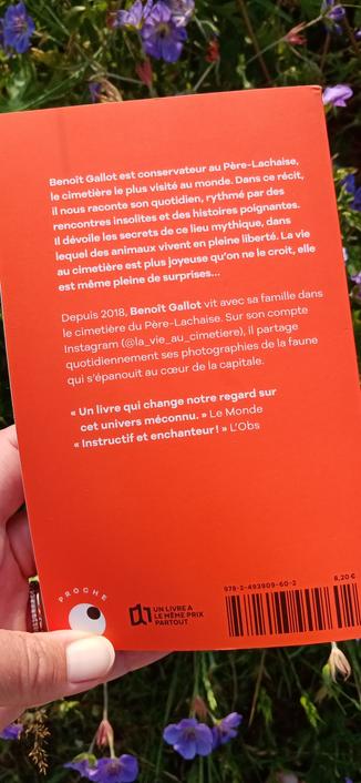 Chaque ville et chaque village a son cimetière. Mais avec ses 43 hectares, le Père-Lachaise, à Paris, est le site de tous les superlatifs. C'est le plus grand espace vert intra-muros et le cimetière le plus visité du monde. Parmi ses quelque 70 000 sépultures figurent celles de Molière, de Jean de La Fontaine, d'Édith Piaf, d'Oscar Wilde, de Jim Morrison, et de tant d'autres célébrités.
Conservateur du lieu, Benoît Gallot vit au Père-Lachaise avec sa femme et ses enfants. Il arpente sans relâche ses allées aux 4 000 arbres de 80 essences différentes. Il apprend à reconnaître la soixantaine d'espèces d'oiseaux qui y nichent. Un soir d'avril 2020, en pleine pandémie, il fait une rencontre insolite : une boule de poils rousse s'échappe d'un buisson. Des renards au coeur de la capitale ! Il commence à prendre des photos de la faune et de la flore. Son compte Instagram s'envole. Les messages se multiplient, les questions aussi.
Alors Benoît Gallot décide d'écrire ce livre, pour raconter la vie secrète d'un cimetière, son quotidien tour à tour insolite, poignant ou étonnant. Il rend hommage aux gardiens, fossoyeurs, cantonniers et autres travailleurs de l'ombre qui s'activent pour que, à la Toussaint, les usagers n'aient plus qu'à changer l'eau des fleurs...
"Benoît Gallot veille sur une société miniature, où se croisent morts et vivants, animaux et humains, familles endeuillées et touristes en tongs." Libération