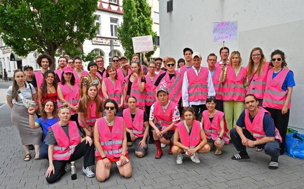 Die Teilnehmenden des Warnstreiks am Stadttheater Gießen, 18.06.2025. Copyright Barbara Czernek