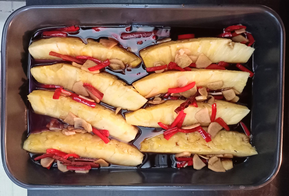 Die geschnittene Ananas vor dem Backen in einer Auflaufform mit Chili Zimt und Ingwer