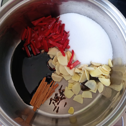 in einem Topf alle Zutaten für den Sirup