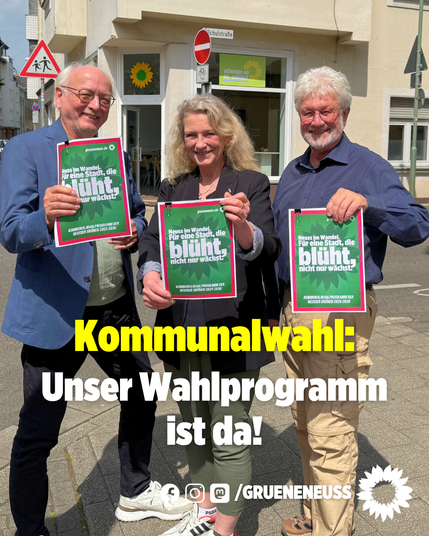 Manfred Haag, Bettina Weiß und Erhard Demmer stehen vor der GRÜNEN Geschäftsstelle und halten das Wahlprogramm in die Kamera. Text auf dem Bild: Kommunalwahl: Unser Wahlprogramm ist da!