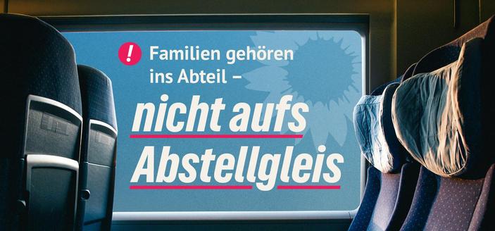 Blick aus einem leeren Zugabteil nach draußen in einen blauen Himmel mit dem Text „Familien gehören ins Abteil – nicht aufs Abstellgleis“ auf dem Fenster. Bei genauem Hinsehen kann auf dem Fenster das Schemen einer Sonnenblume, dem Logo von BÜNDNIS 90/DIE GRÜNEN, erkannt werden.