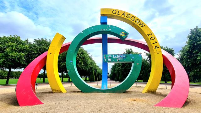A large, brighrly coloured sculpture with the letter G at its centre.