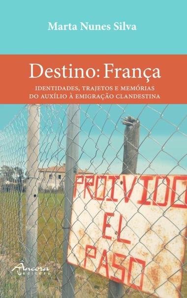 Capa do livro "Destino: França – Identidades, Trajetos e Memórias do Auxílio à Emigração Clandestina", de Marta Nunes Silva. A capa inclui uma fotografia de um terreno vedado com uma rede de arame, onde se encontra um cartaz que diz "proivido el paso".
