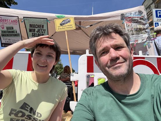 Celine Coldewe (Klimaliste) und Christopher Schrage (Klimaliste) werfen einen Blick in die Ferne. Ob sie wohl schon den autofreien Corneliusplatz sehen können? 🤔