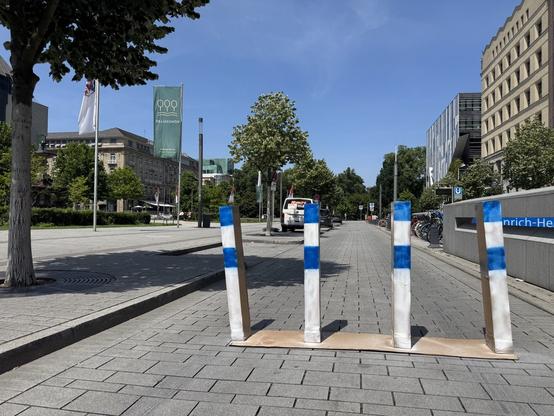 Symbolische Polder aus Pappe symbolisieren das, was während der Kundgebung spürbar ist - ein autofreier Corneliusplatz
