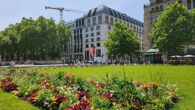 Eine Nahaufnahme des Corneliusplatzes mit dem Brunnen im Fokus.