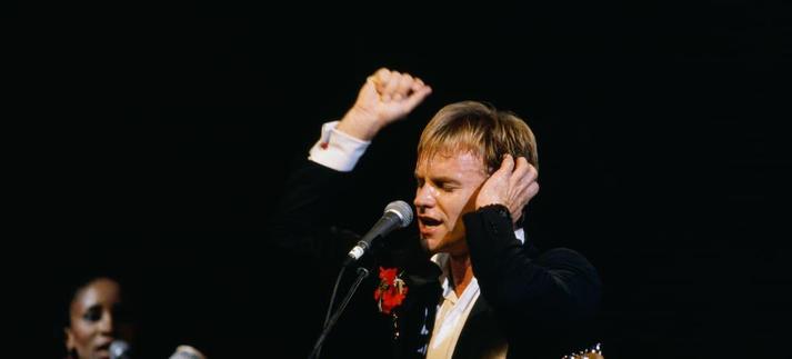 El cantante y compositor británico Sting se presenta en el escenario del Teatro Mogador de París / Thierry Orban