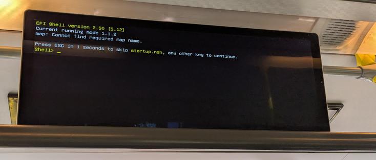 Display, wo üblicherweise der Linienplan angezeigt wird, zeigt uefi Shell