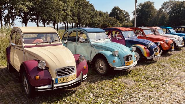 @graewwel Das Bild zeigt eine Reihe von sechs klassischen Citroën 2CV-Autos, die in verschiedenen Farben parken. Die Autos sind in einer Reihe auf einem gepflasterten Weg angeordnet, der von Gras und einigen Büschen umgeben ist. Die Farben der Autos reichen von Beige mit Burgunderrot, Hellblau, Dunkelblau, Orange bis hin zu einem farbenfrohen Muster. Jedes Auto hat einen charakteristischen, runden Kühlergrill und die klassische Form der 2CV. Die Nummernschilder sind sichtbar, wobei das erste Auto mit dem Nummernschild "XJ-RD-54" und das zweite mit "KT-64" versehen ist. Im Hintergrund sind Bäume zu sehen, die eine natürliche Kulisse bilden. Die Autos scheinen gut gepflegt zu sein und vermitteln ein Gefühl von Nostalgie und Charme.

Bereitgestellt von @altbot, privat und lokal generiert mit Ovis2-8B

🌱 Energieverbrauch: 0.226 Wh