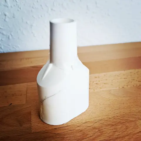 Pièce cassé
Petit entonnoir en plastique blanc
