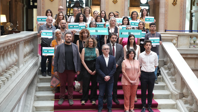 Foto de família de representants del PSC, ERC, els Comuns i la CUP amb la Xarxa d'Entitats pel Padró (ACN/Mariona Puig)