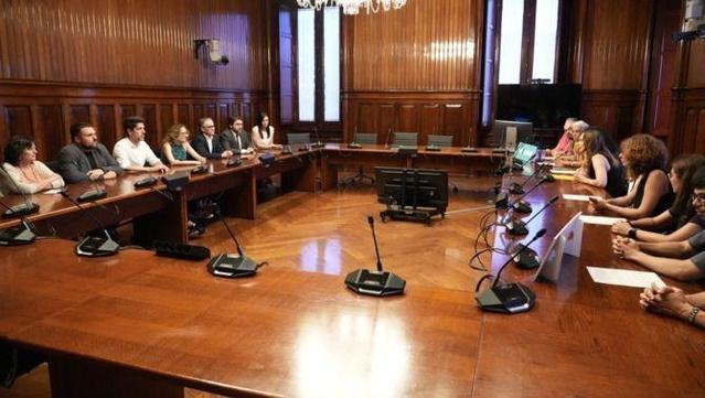La Xarxa d'Entitats pel Padró s'ha reunit al Parlament amb el PSC, ERC, els Comuns i la CUP (ACN/Mariona Puig)
