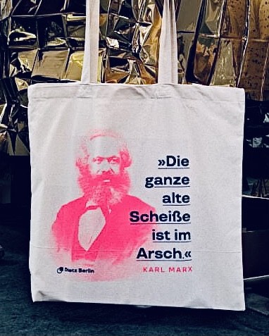 »Die ganze alte Scheiße ist im Arsch«, schrieb Karl Marx an Friedrich Engels zur Wirtschaftskrise 1857, nachzulesen in den Marx-Engels-Werken Band 29, Seite 239. Dieser Satz steht gedruckt auf unserer Tote Bag neben einem aufgerasterten Porträt von Marx in Neonrot.
.
Foto von sandra.falke.libri (Instagram) zu Besuch bei uns am Stand auf den Linken Buchtagen