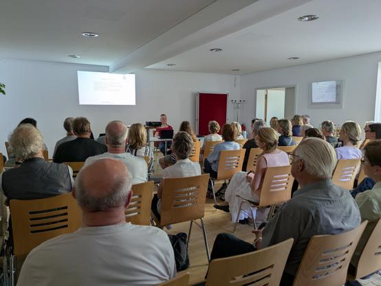 der Saal ist voll