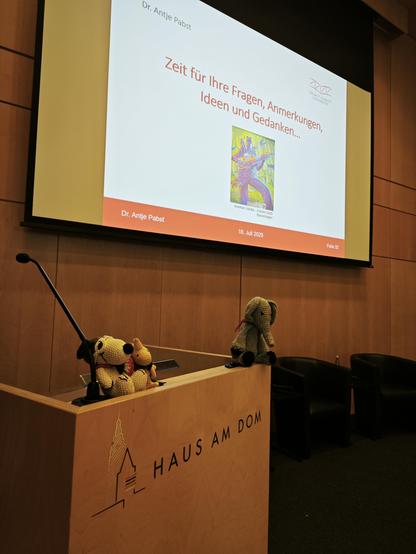 Snoopy, Bridget und Woodstock sitzen auf dem Rednerpult im Haus am Dom