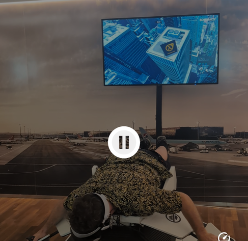Birdly simulator showing an advertisement for half-life 3 😻