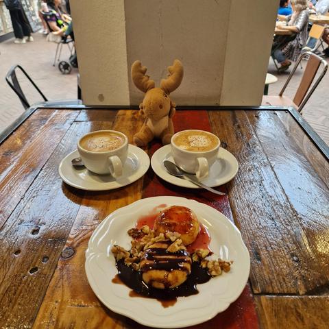 Syrmiki (Ukrainian cheese pancakes) and oat cappuccino at markthalle acht