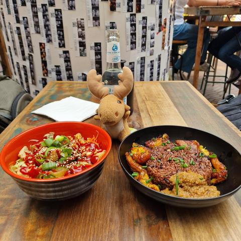 Korean Bibimbap with tofu and Ghana bean rice with plantain and green pepper sauce (Ghana spice level 🌶️🌶️) at markthalle acht