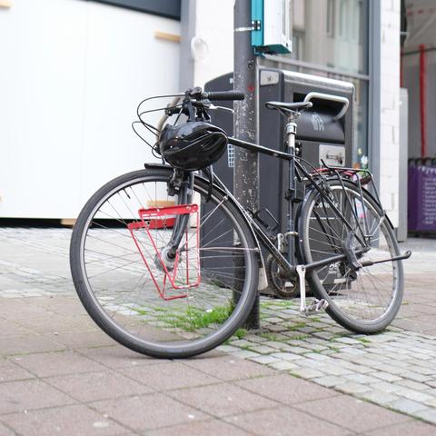 Die seitliche Ansicht des Rades zeigt gut die Taschenhalter an der Gabel