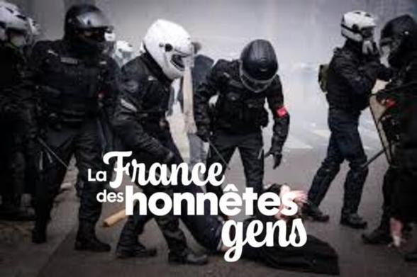 La brav m casquée en train de tabasser quelqu'un au sol. Sou-titre "la France des honnêtes gens".