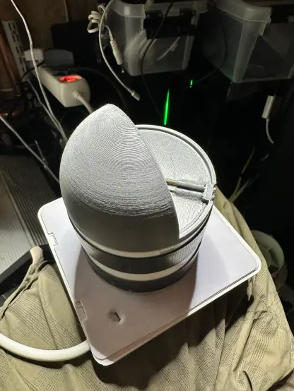 kuvan poistopuhaltimen määssä itse suunniteltu ja 3d tulostettu perhosventtiili. Tulostusfilamenttina petg