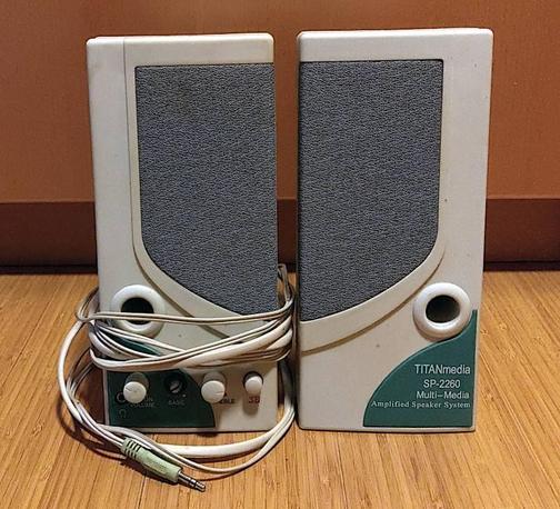 2 Speaker mit Kabel, 3.5" Klinke und Stromanschluss