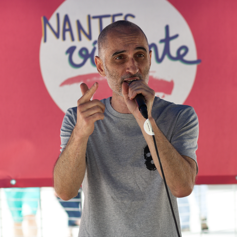 Photo de l’l1consolable devant le logo Nantes vivante