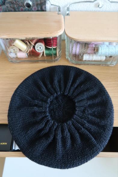 Béret vu de l’intérieur, du côté de l’élastique du tour de tête