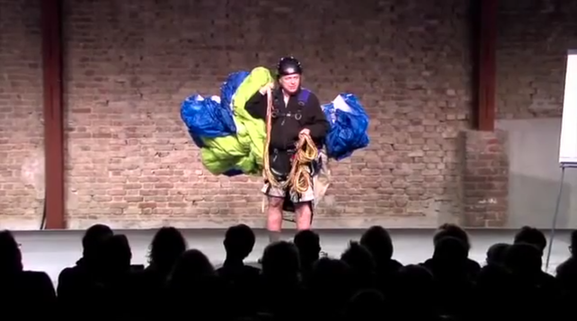 Début de la conférence gesticulée "Inculture(s) 2" de Franck Lepage.
Frank Lepage est sur scène avec un parapente, qui lui servira d'outil de comparaison avec la culture et le concept d'égalité des chances.