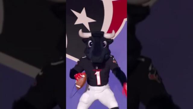 woke up a HALL OF FAMER 😱 #houston #texans #nfl #mascot #halloffame #goodmorningamerica #gma