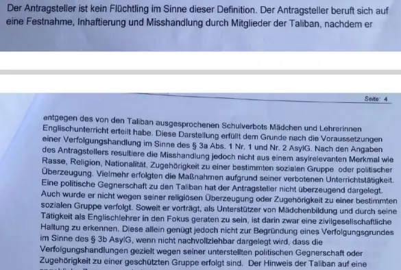 Der Antragsteller ist kein Flüchtling im Sinne dieser Definition. Der Antragsteller beruft sich auf
eine Festnahme, Inhaftierung und Misshandlung durch Mitglieder der Taliban, nachdem er
Seite: 4
entgegen des von den Taliban ausgesprochenen Schulverbots Mädchen und Lehrerinnen
Englischunterricht erteilt habe. Diese Darstellung erfüllt dem Grunde nach die Voraussetzungen
einer Verfolgungshandlung im Sinne des § 3a Abs. 1 Nr. 1 und Nr. 2 AsylG. Nach den Angaben
des Antragstellers resultiere die Misshandlung jedoch nicht aus einem asylrelevanten Merkmal wie
Rasse, Religion, Nationalität, Zugehörigkeit zu einer bestimmten sozialen Gruppe oder politischer
Überzeugung. Vielmehr erfolgten die Maßnahmen aufgrund seiner verbotenen Unterrichtstätigkeit.
Eine politische Gegnerschaft zu den Taliban hat der Antragsteller nicht überzeugend dargelegt.
Auch wurde er nicht wegen seiner religiösen Überzeugung oder Zugehörigkeit zu einer bestimmten
sozialen Gruppe verfolgt. Soweit er vorträgt, als Unterstützer von Mädchenbildung und durch seine
Tätigkeit als Englischlehrer in den Fokus geraten zu sein, ist darin zwar eine zivilgesellschaftliche
Haltung zu erkennen. Diese allein genügt jedoch nicht zur Begründung eines Verfolgungsgrundes
im Sinne des § 3b AsylG, wenn nicht nachvollziehbar dargelegt wird, dass die
Verfolgungshandlungen gezielt wegen seiner unterstellten politischen Gegnerschaft oder
Zugehörigkeit zu einer geschützten Gruppe erfolgt sind. Der Hinweis der Taliban auf eine