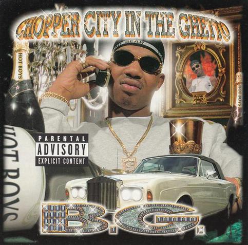 BG décroche son cellulaire et fait la moue en durag noir, lunettes de soleil, grosse chaîne en or avec un symbole de $. Un magnum au premier plan avec le nom de son collectif HOT BOYS en gros, ainsi qu'une Rolls-Royce blanche et une coupe en or. A l'arrière plan un lustre énorme et un tableau de lui-même dans les flammes. Le titre de l'album CHOPPER CITY IN THE GHETTO et son nom B.G. sont en lettrages maouss en haut et bas stylisés avec des diams'