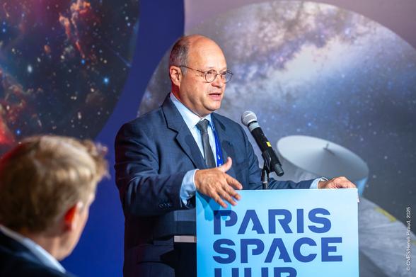 Lionel Suchet présentant la feuille de route sur la scène du Paris Space Hub