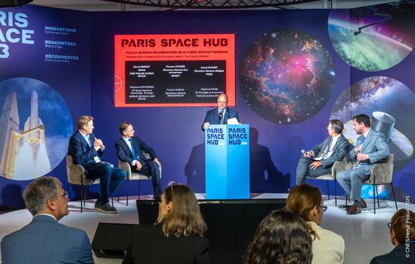 Lionel Suchet présentant la feuille de route sur la scène du Paris Space Hub