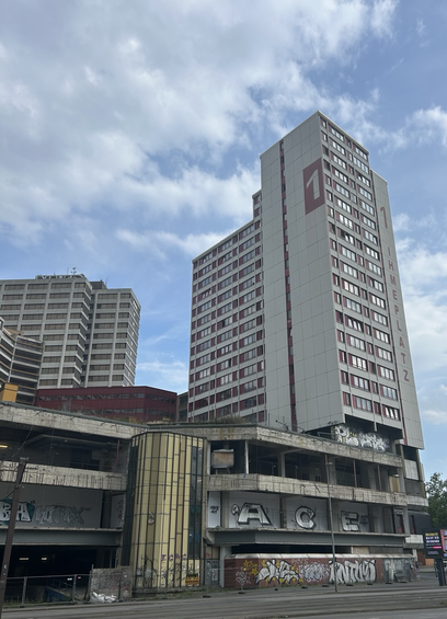 Betonnen jaren 70 flats. De winkels op de begane grond staan leeg en zitten onder de graffiti.