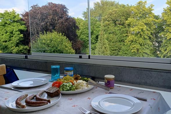 Der Eßtisch im Wintergarten ist gedeckt.