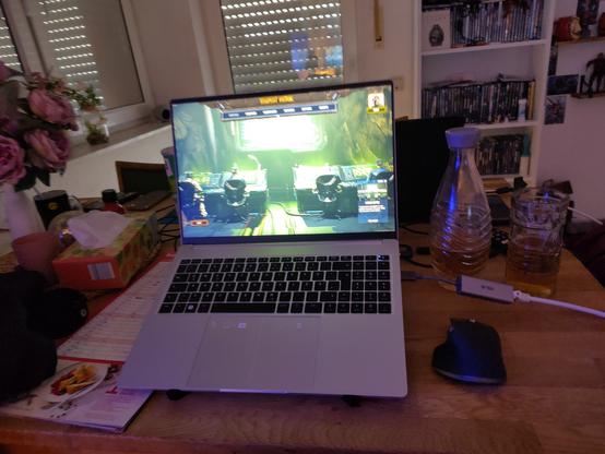 Mein Notebook auf einem Tisch, gegenüber das Notebook meines Kumpels.

Auf meinem ist Tempest Rising gestartet