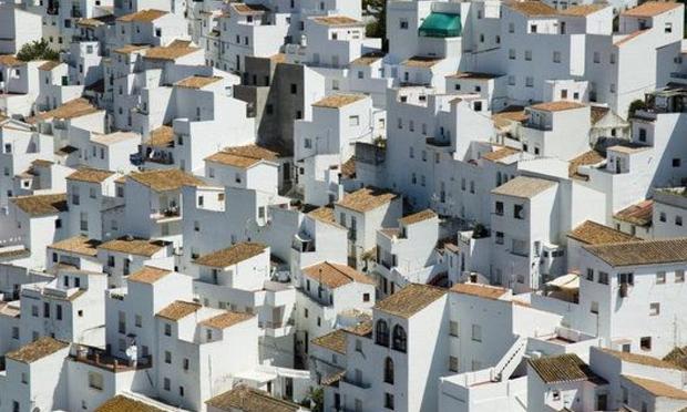 Si hay un símbolo indiscutible de Andalucía, además de la Alhambra o la Mezquita de Córdoba, es la ruta de los pueblos blancos. (MINUBE/JUAN CARLOS ROMÁN)