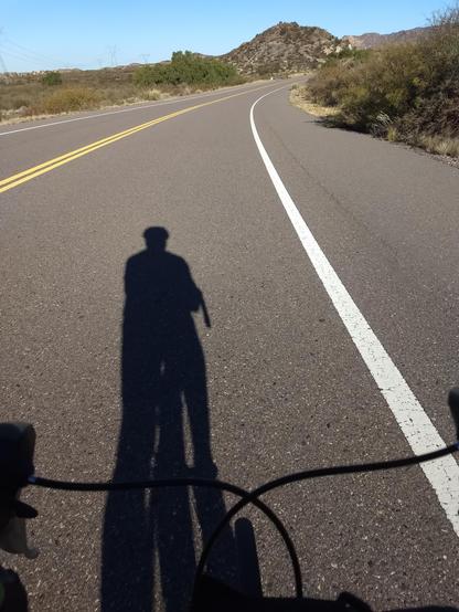 sobra mía en la ruta, andando en bici.