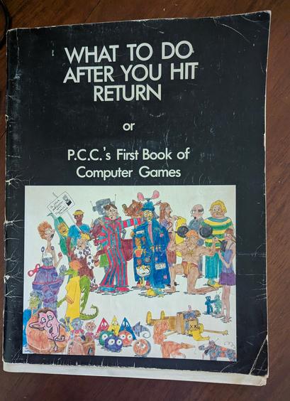Un ejemplar algo ajado pero no hecho pipa, de "Qué hacer despues de presionar el RETORNO", ("What to do after you hit Return", 1974), el Primer Libro sobre juegos informáticos en BASIC de la Compañía de Computadoras del Pueblo.