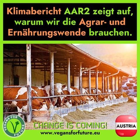 Text:
"Klimabericht AAR2 zeigt auf, warum wir die Agrar- und Ernährungswende brauchen."

Auf dem Bild sieht man einen Kuhstall.