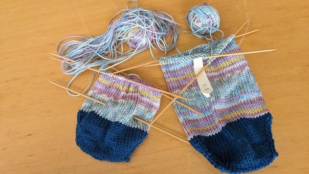 Image of a knitted sock. The one knitted to the front of the heel has only a little yarn left. There is a note inserted saying “knitted up to 40 stitches”.