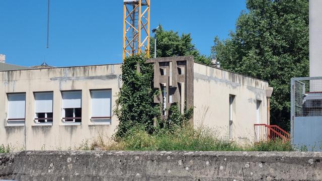 Image taken by trucbidule, available under CC-BY-SA. It is made with the thematic map artwork in changeset https://openstreetmap.org/changeset/167776271
